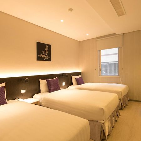 Just Enjoy Business Hotel Тайнань Экстерьер фото