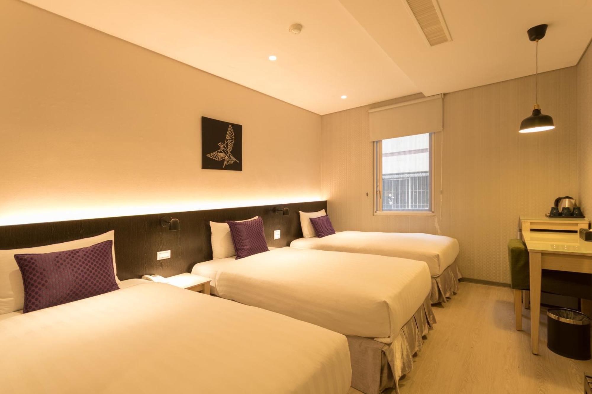 Just Enjoy Business Hotel Тайнань Экстерьер фото