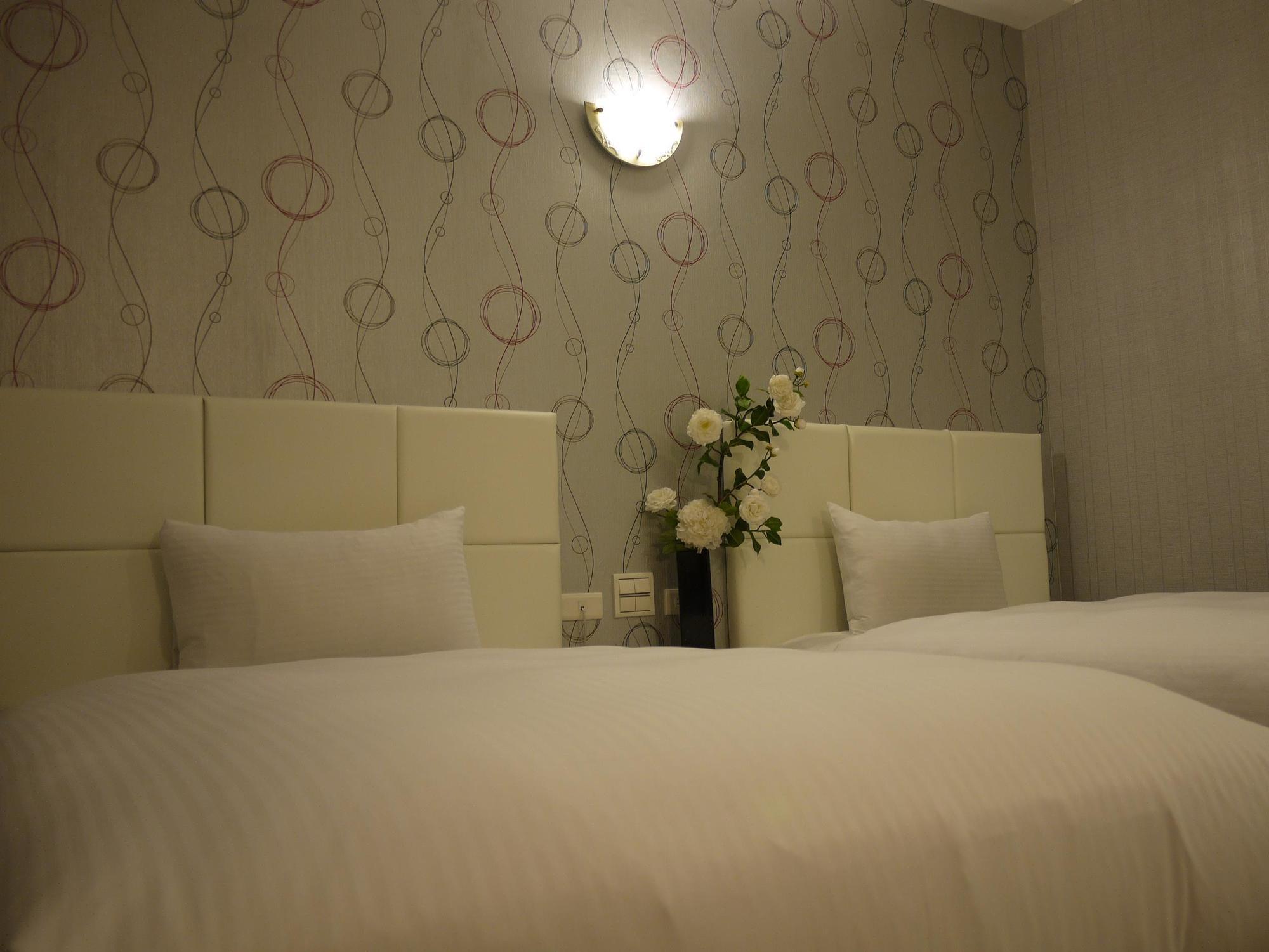 Just Enjoy Business Hotel Тайнань Экстерьер фото