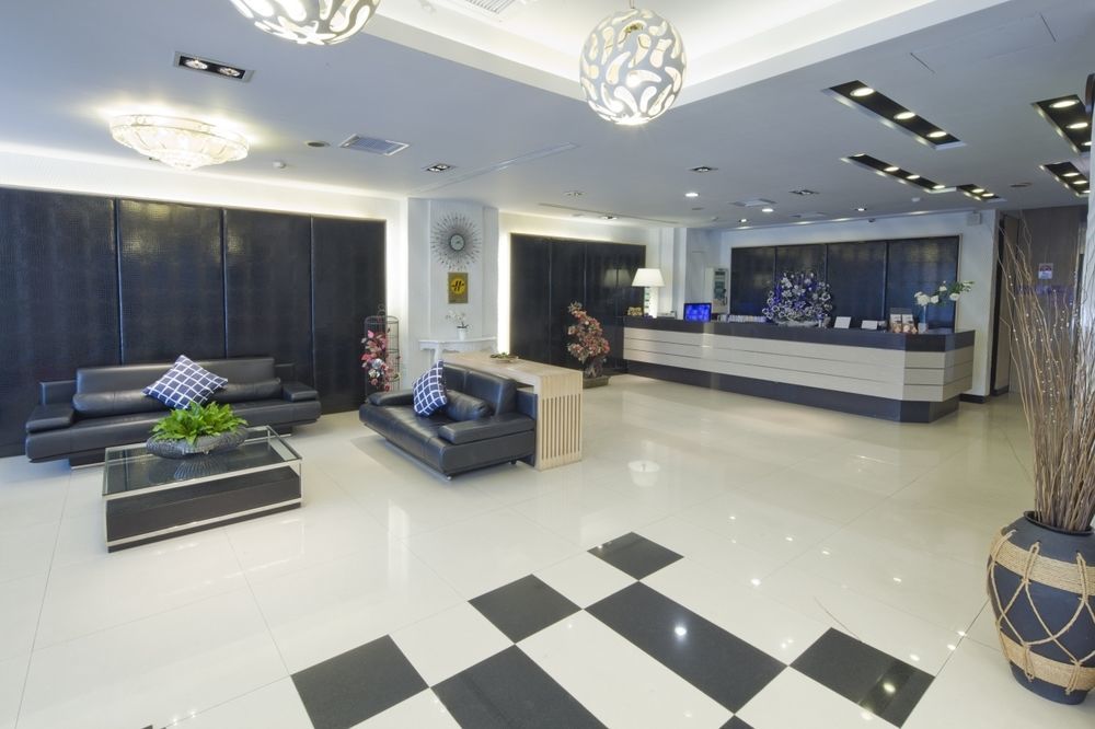 Just Enjoy Business Hotel Тайнань Экстерьер фото