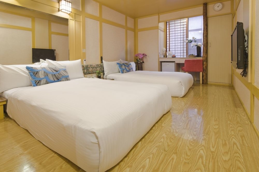 Just Enjoy Business Hotel Тайнань Экстерьер фото