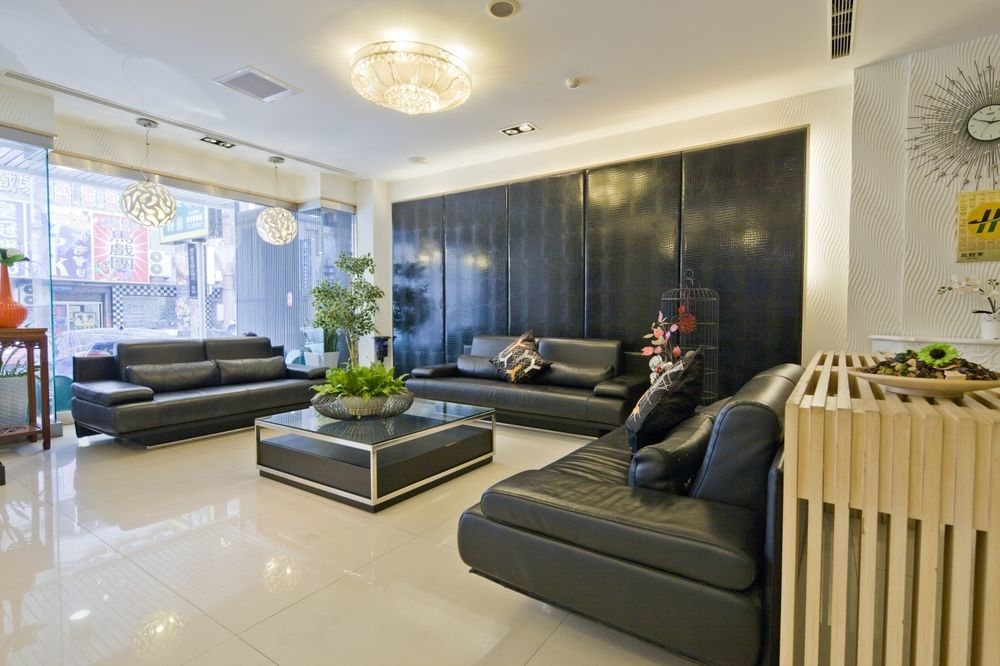Just Enjoy Business Hotel Тайнань Экстерьер фото