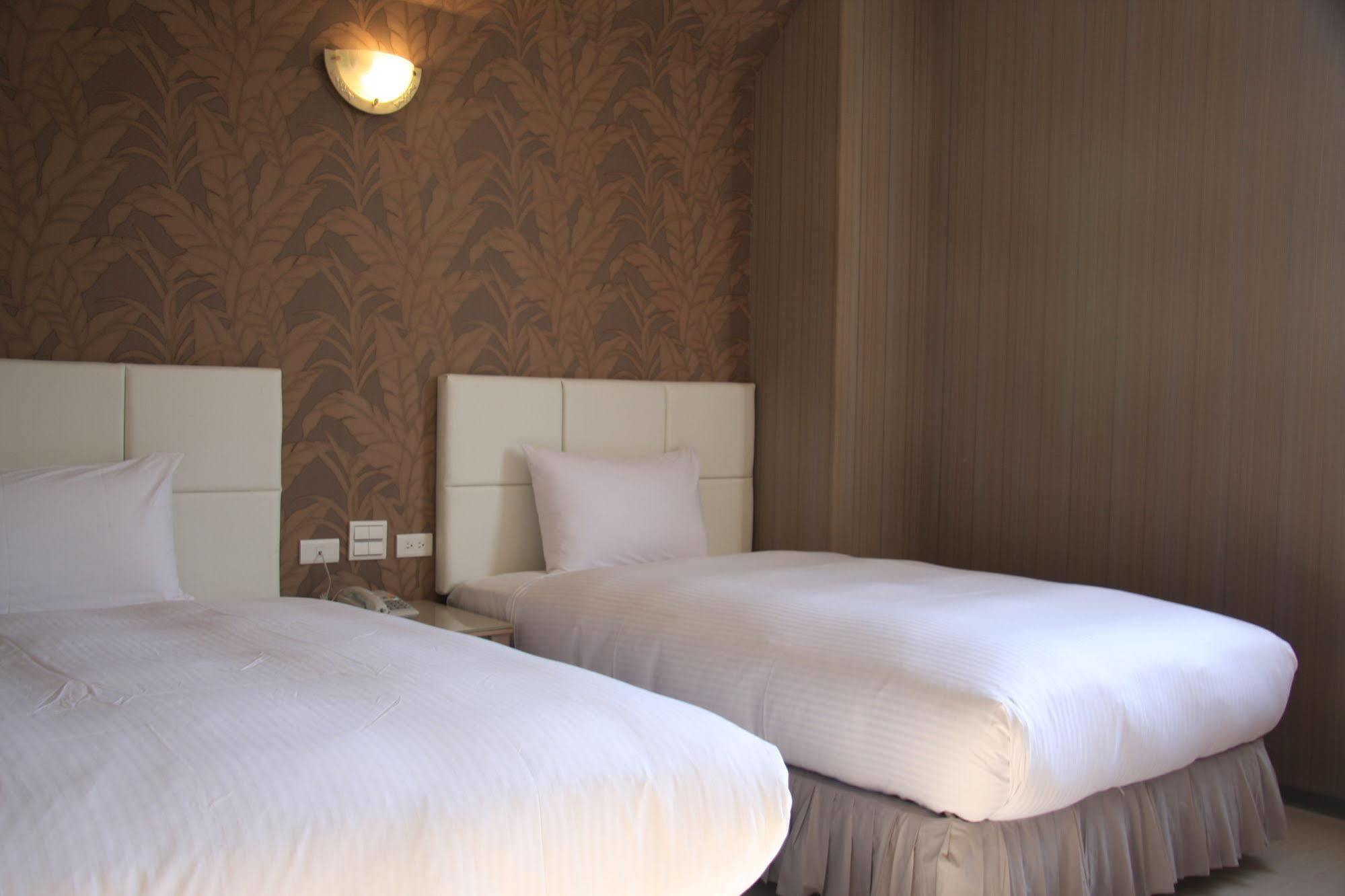Just Enjoy Business Hotel Тайнань Экстерьер фото