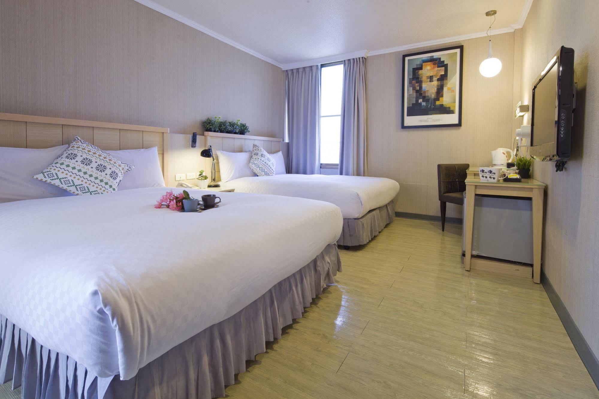 Just Enjoy Business Hotel Тайнань Экстерьер фото