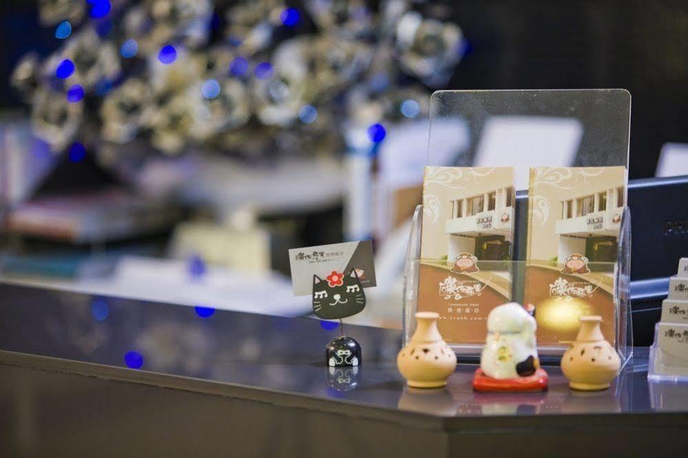 Just Enjoy Business Hotel Тайнань Экстерьер фото