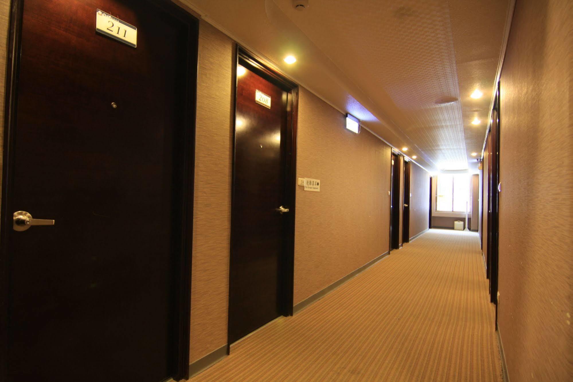 Just Enjoy Business Hotel Тайнань Экстерьер фото