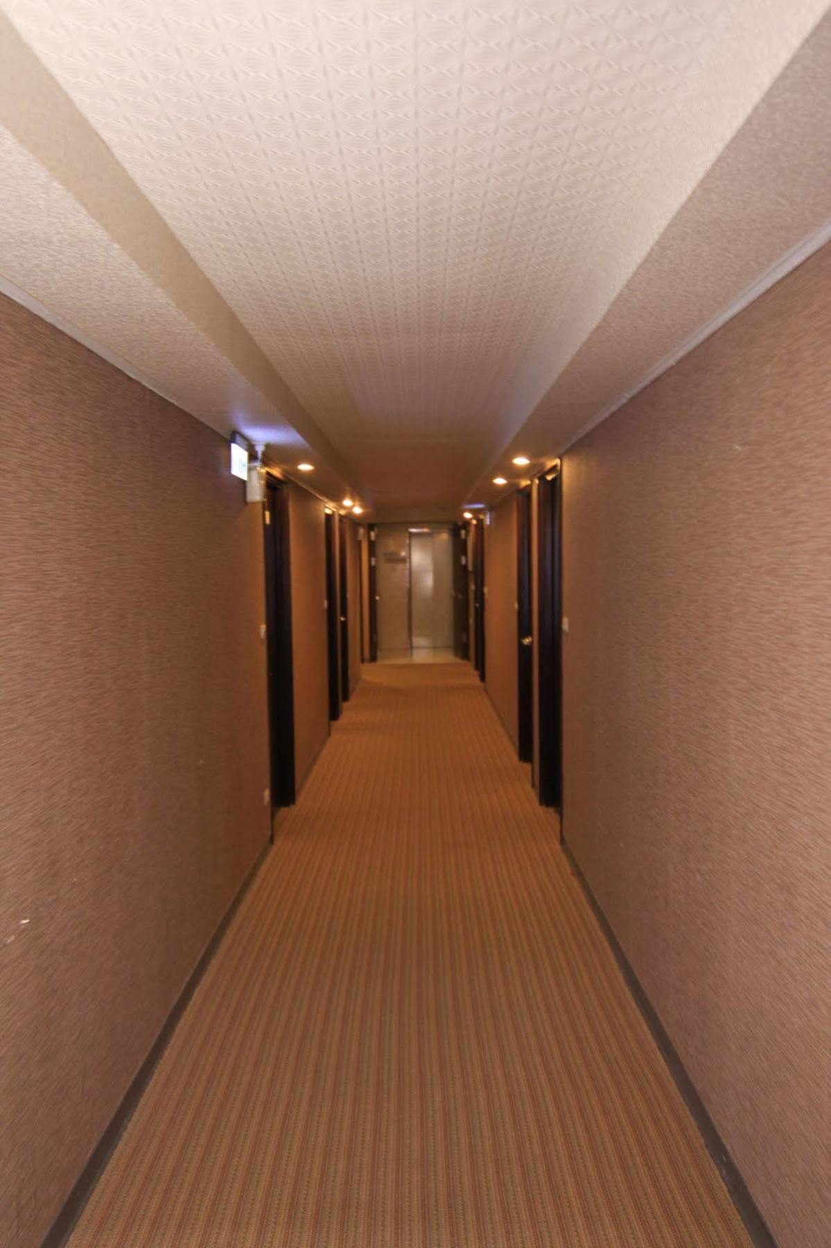 Just Enjoy Business Hotel Тайнань Экстерьер фото