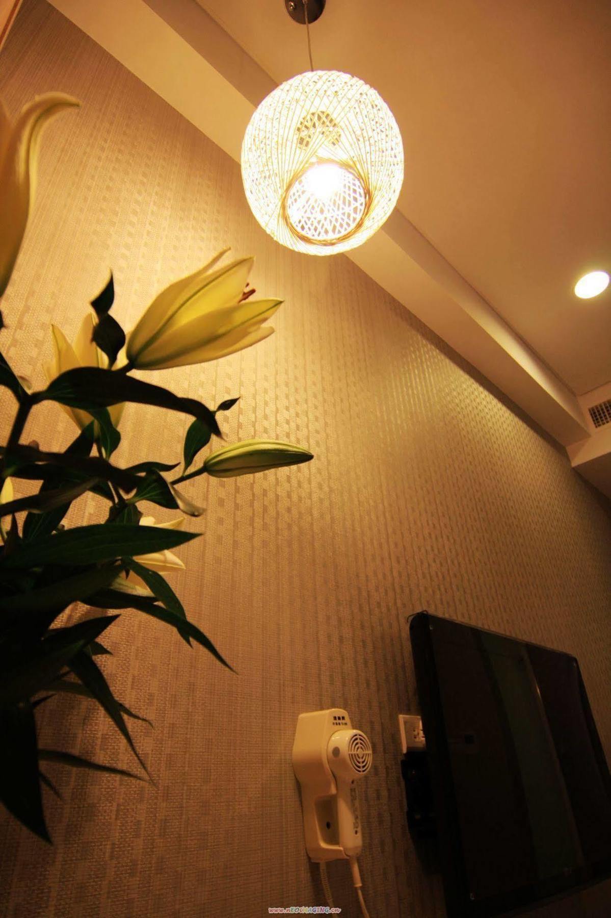 Just Enjoy Business Hotel Тайнань Экстерьер фото