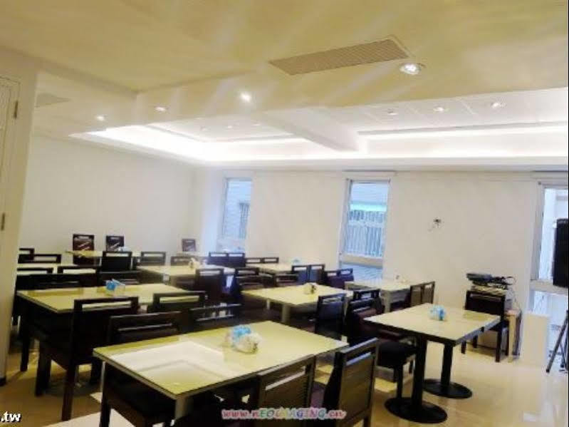Just Enjoy Business Hotel Тайнань Экстерьер фото